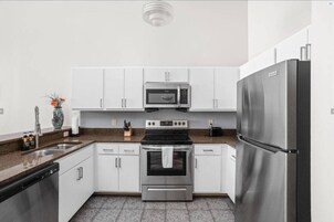 Apartamento | Cozinha privada | Geladeira, micro-ondas, fogão, cooktop