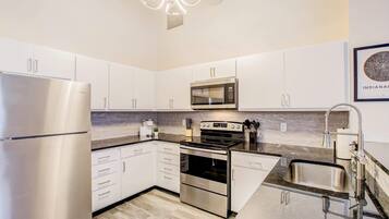 Apartamento | Cozinha privada | Geladeira, micro-ondas, fogão, cooktop