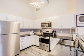 Apartment | Private kitchen | Fridge, microwave, oven, stovetop - CozySuites The Block Skybridge Access (Indianapolis)