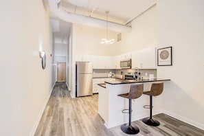 Apartament | Cuina privada | Frigorífic, microones, forn i placa de cuina 