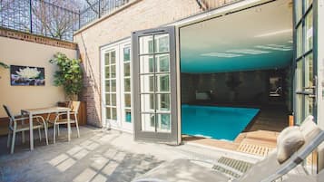 Una piscina techada
