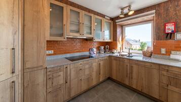 Een koelkast, een microgolfoven, een oven, een kookplaat