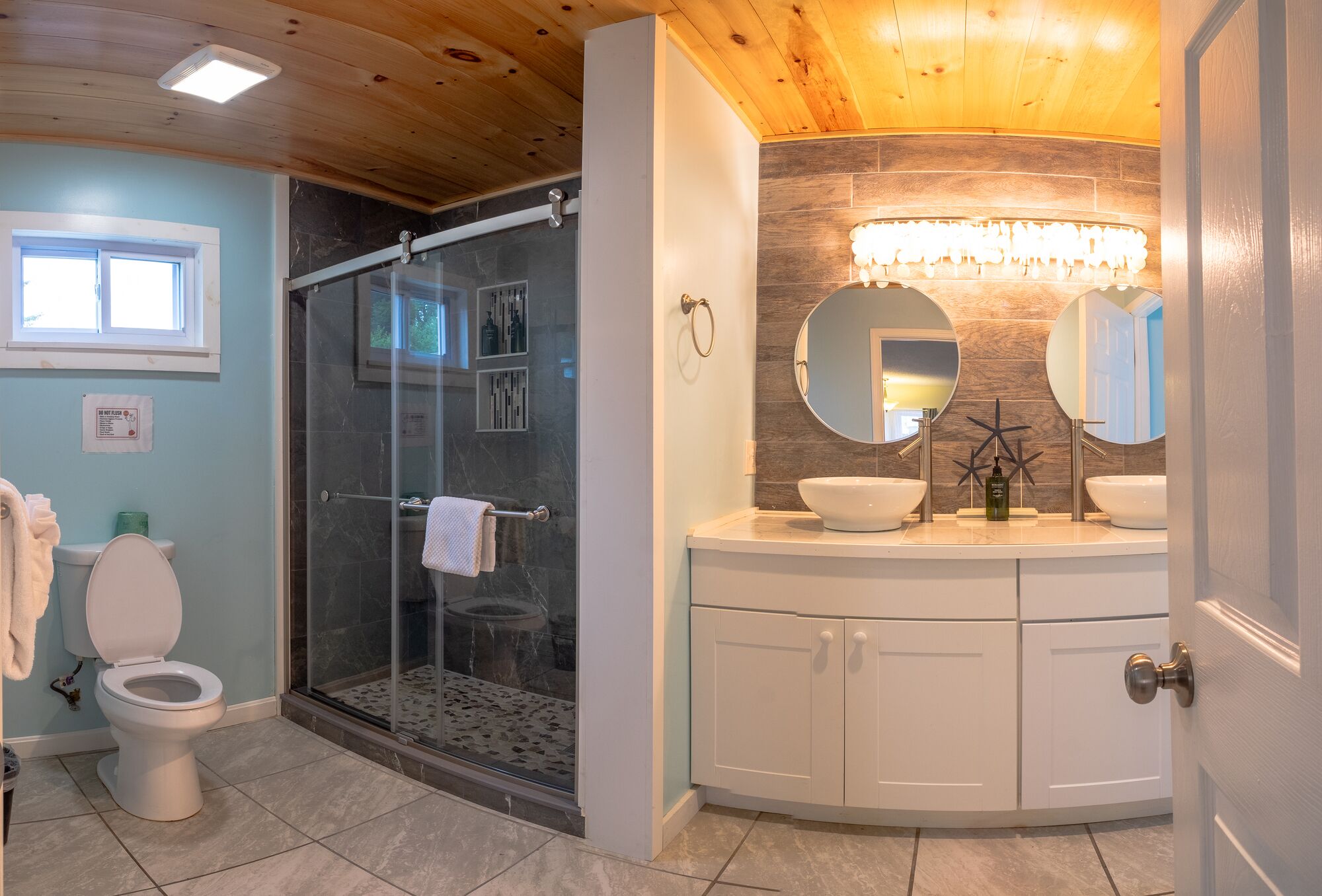 Douche, sèche-cheveux, serviettes fournies