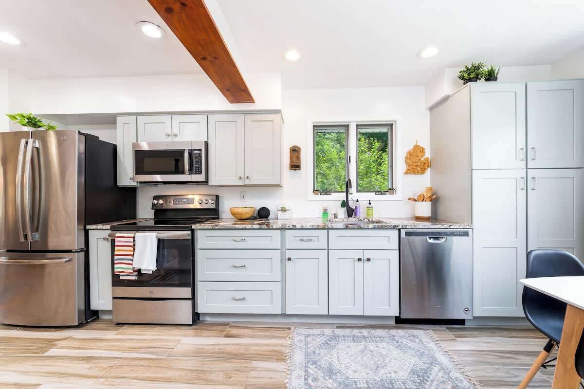 Kjøleskap, mikrobølgeovn, ovn og kokeplater