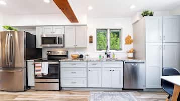 冰箱、微波炉、烤箱、炉灶