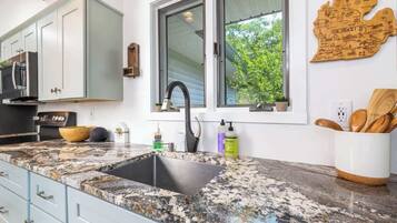 雪櫃、微波爐、焗爐、爐具