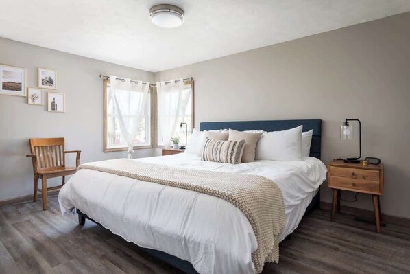 4 habitaciones, tabla de planchar con plancha, wifi y ropa de cama 