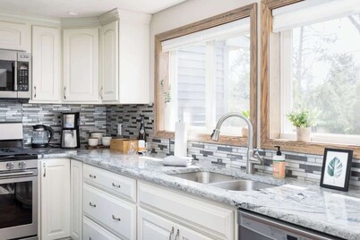 Upscale Modern Oasis: Spacious & Chic with HotTub!