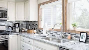 冰箱、微波炉、烤箱、炉灶