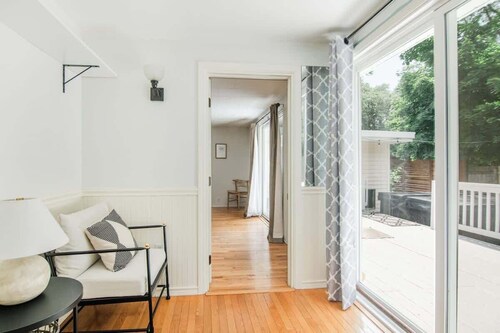 Maison Chic |Mins to dwntwn |Private Yard + Hottub