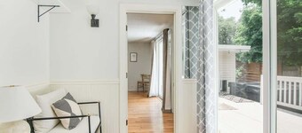 Maison Chic |Mins to dwntwn |Private Yard + Hottub