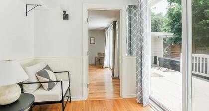 Maison Chic |Mins to dwntwn |Private Yard + Hottub