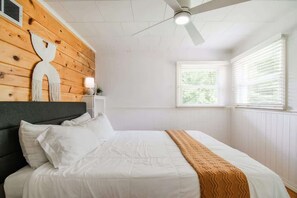 2 slaapkamers, een strijkplank/strijkijzer, reisbedje, wifi