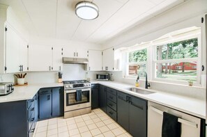 Een koelkast, een microgolfoven, een oven, een kookplaat