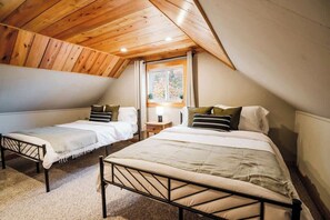 3 bedrooms, travel crib, free WiFi, bed sheets