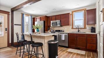 Frigorifero, microonde, forno, piano cottura