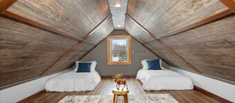 Charlevoix Modern Oasis With Hot tub!