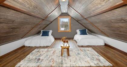 Charlevoix Modern Oasis With Hot tub!