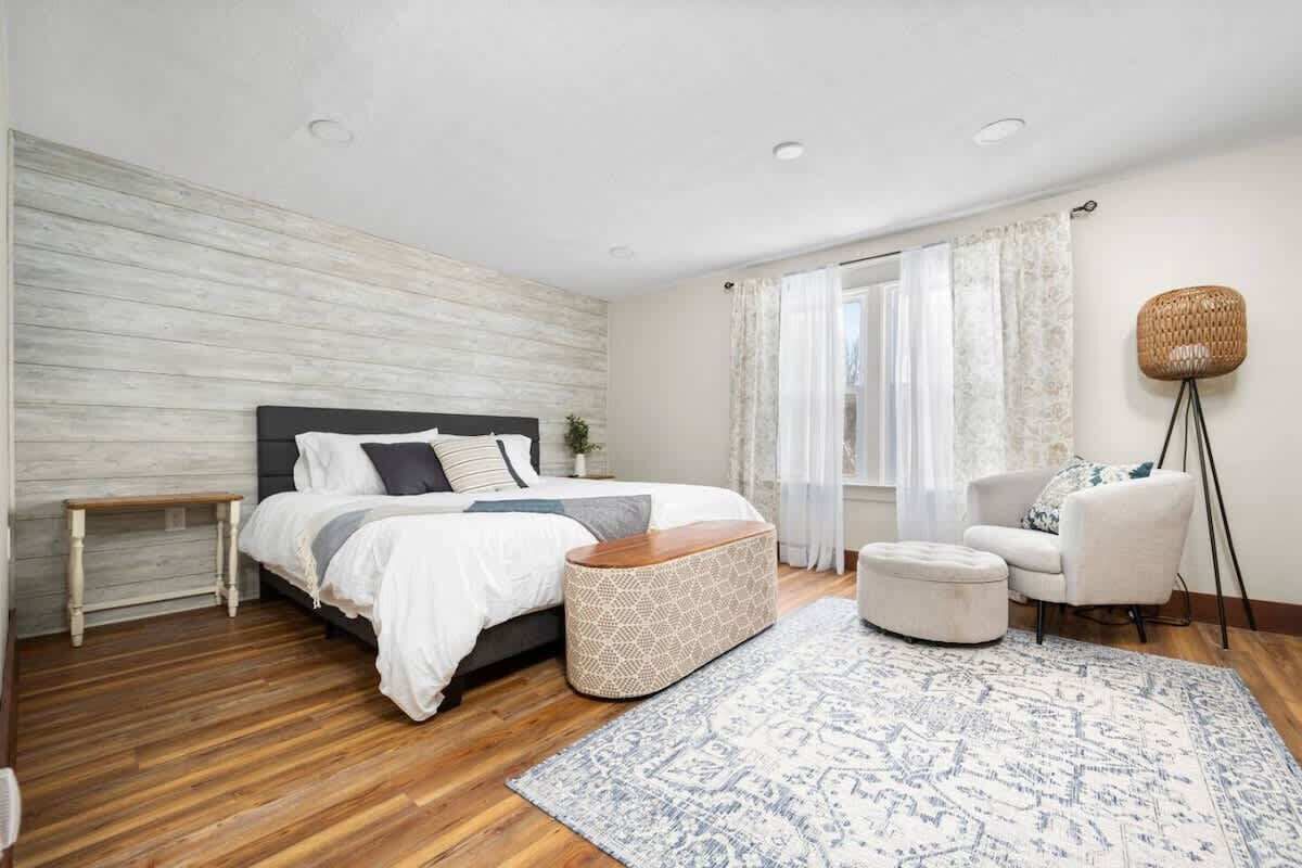 4 bedrooms, travel crib, WiFi, bed sheets