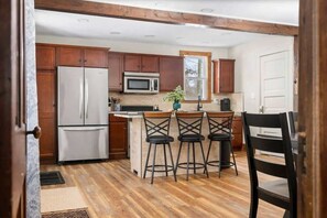 冷蔵庫、電子レンジ、オーブン、コンロ