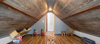 Charlevoix Modern Oasis With Hot tub!