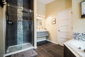 Een douche, een haardroger, handdoeken, shampoo