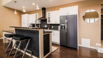 Kjøleskap, mikrobølgeovn, ovn og kokeplater