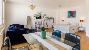 Studio, 1 Schlafzimmer, Balkon, Stadtblick | Wohnbereich