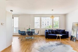 Studio, 1 Bedroom, Balcony, City View | Dining