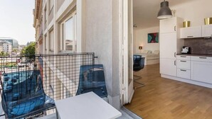 Un appartement moderne doté d’un balcon, d’un coin repas et d’une cuisine.