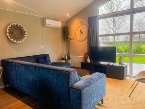 TV - Beautiful chalet with airco, in a holiday park (Veldhoven)
