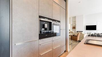 Een koelkast, een magnetron, een oven, een kookplaat