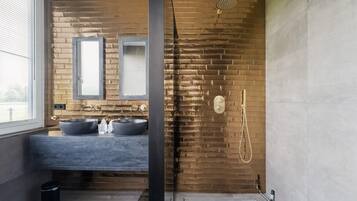 Douche, sèche-cheveux, bidet