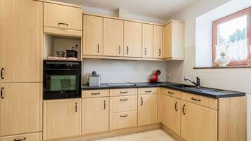 Een koelkast, een magnetron, een oven, een kookplaat