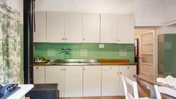 Stovetop, coffee/tea maker, dining tables