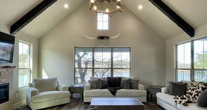 Hiking Delight - Premier Waterfront Escape at Twin Canyons Longhorn Ranch