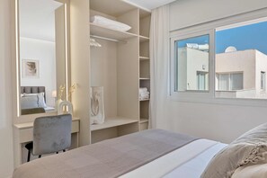 Luxury Apartment | 2 bedrooms, in-room safe, blackout drapes, iron/ironing board