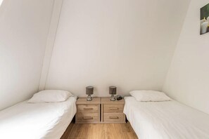 3 bedrooms, iron/ironing board, free WiFi - Charming holiday home in Poortugaal with garden (Poortugaal)