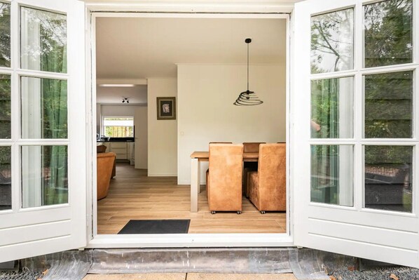 Outdoor dining - Charming holiday home in Poortugaal with garden (Poortugaal)