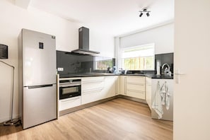 Fridge, microwave, stovetop, dishwasher - Charming holiday home in Poortugaal with garden (Poortugaal)