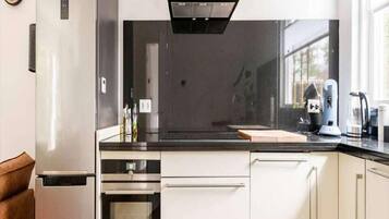 Kjøleskap, mikrobølgeovn, kokeplater og oppvaskmaskin