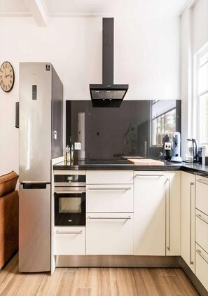 Fridge, microwave, stovetop, dishwasher - Charming holiday home in Poortugaal with garden (Poortugaal)