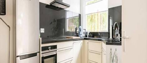 Réfrigérateur, micro-ondes, plaque de cuisson, lave-vaisselle