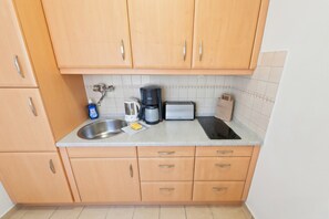 Geladeira, micro-ondas, cooktop, lava-louças