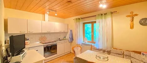 Kühlschrank, Mikrowelle, Ofen, Wasserkocher mit Kaffee-/Teezubehör