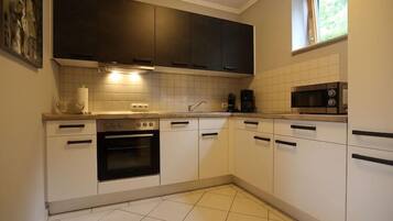 Frigorífico, microondas, horno y placa de cocina