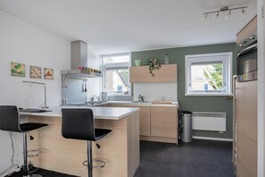 Een koelkast, een magnetron, een kookplaat, een vaatwasser