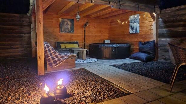 Un chalet en bois chaleureux, doté d’une cheminée, d’un coin salon et d’un bain à remous.