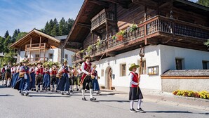 Un edifici tradicional de fusta amb balcons i façana blanca.