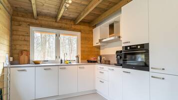 Een koelkast, een magnetron, een oven, een kookplaat